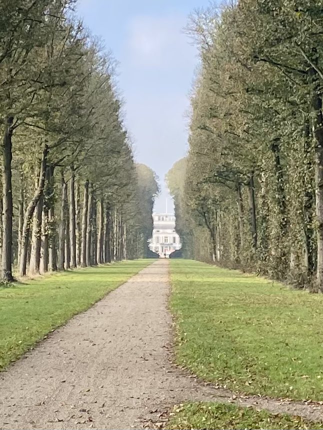 Lineke_DvP's tweet photo. Daar is het paleis! Maar we lopen nog een lus van 15 km #oranjepad @Spierfonds https://t.co/lin65PaZCX