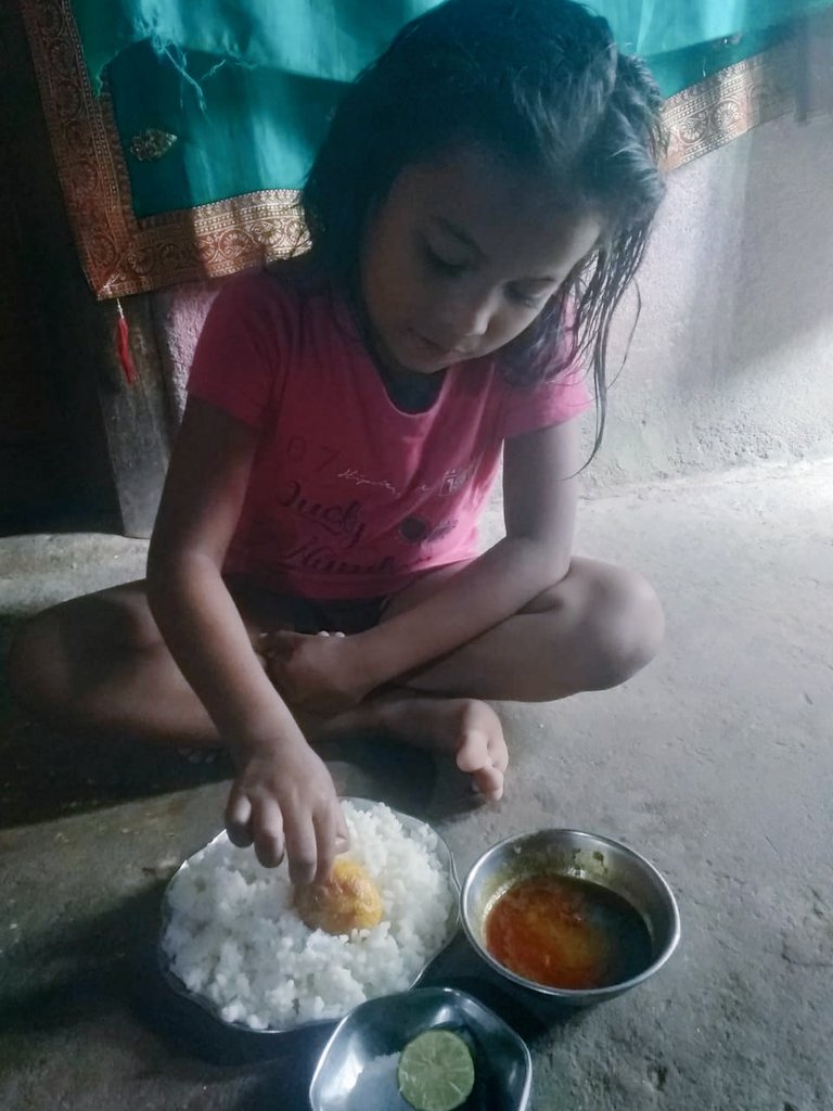 WCDOdisha's tweet photo. Consumption of #HotCookedMeals by preschool children at home is being monitored by ICDS functionaries during home visits to ensure adequate #NutritionForAll children.
@MinistryWCD
@PIBWCD
@POSHAN_Official https://t.co/l62voX0Q34