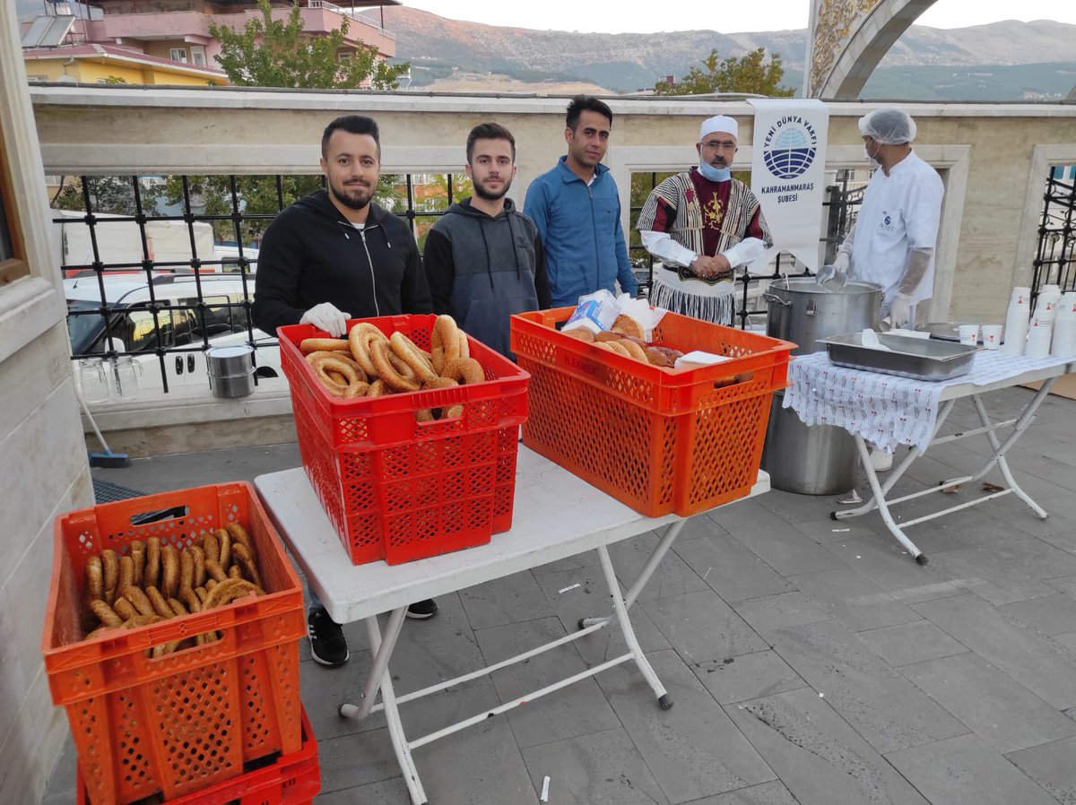 "Camiler ve Din Görevlileri Haftası" münasebetiyle, Abdulhamithan Camiinde Cuma namazına müteakip süt ve simit ikramımızı gerçekleştirdik. Tüm din görevlilerinin Camiler ve Din Görevlileri Haftasını tebrik ederiz.