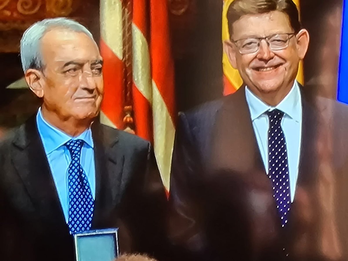 AVEmpresarios's tweet photo. Enhorabuena #FedericoFélix, presidente de #ProAVE y miembro de la Directiva de #AVEmpresarios, por la distinción al mérito empresarial y social en los #Premis9Octubre 🎉
Merecido homenaje a su trayectoria y a su defensa de la sociedad Valenciana y del papel del empresario.👏🏼 https://t.co/lEgTdjU4Wj