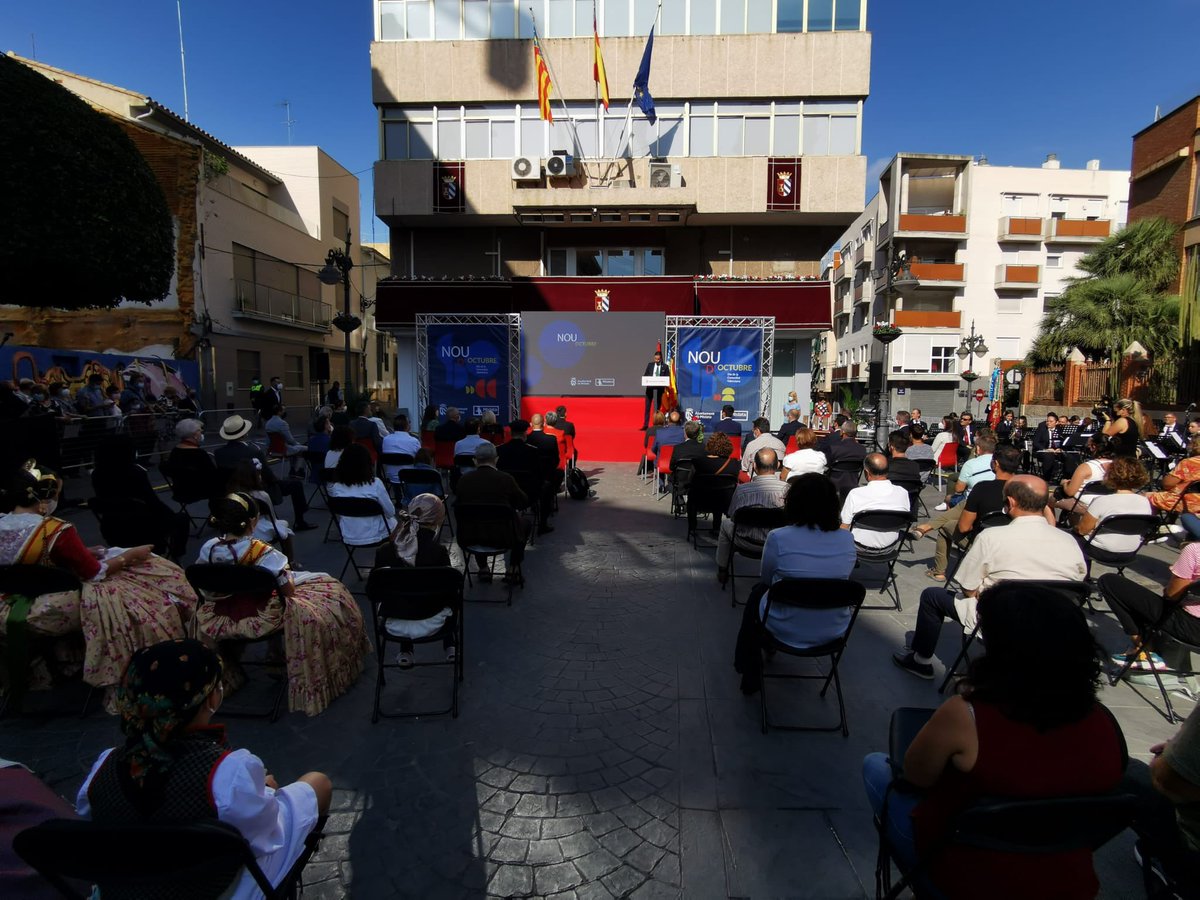 AjMislata's tweet photo. 💙❤️💛 #SentimentMislater
🗣 @CarlosFBielsa: «És un dia, per tant, de sentiment. De color, de llum i de passió; de música i de colps de pit, per a recordar que estem ací, que vivim ací, i que creixem ací.... Que ací em pariren, i que ací estic, com deia Vicent Andrés Estellés». https://t.co/2MA0GfIccv
