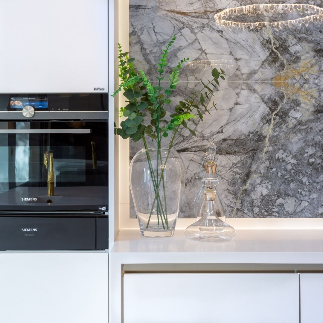 ArtHouse13's tweet photo. These sleek Siemens StudioLine appliances are a contrast to the SieMatic Lotus White furniture &amp; feature splashback.
#siemenshome #enjoysiemens #openkitchen #designkitchen #leadingdesign #siemensstudioLine #connect #homeinspiration #architecture #kitchendesign #interiordesign https://t.co/6o45l3cLNl