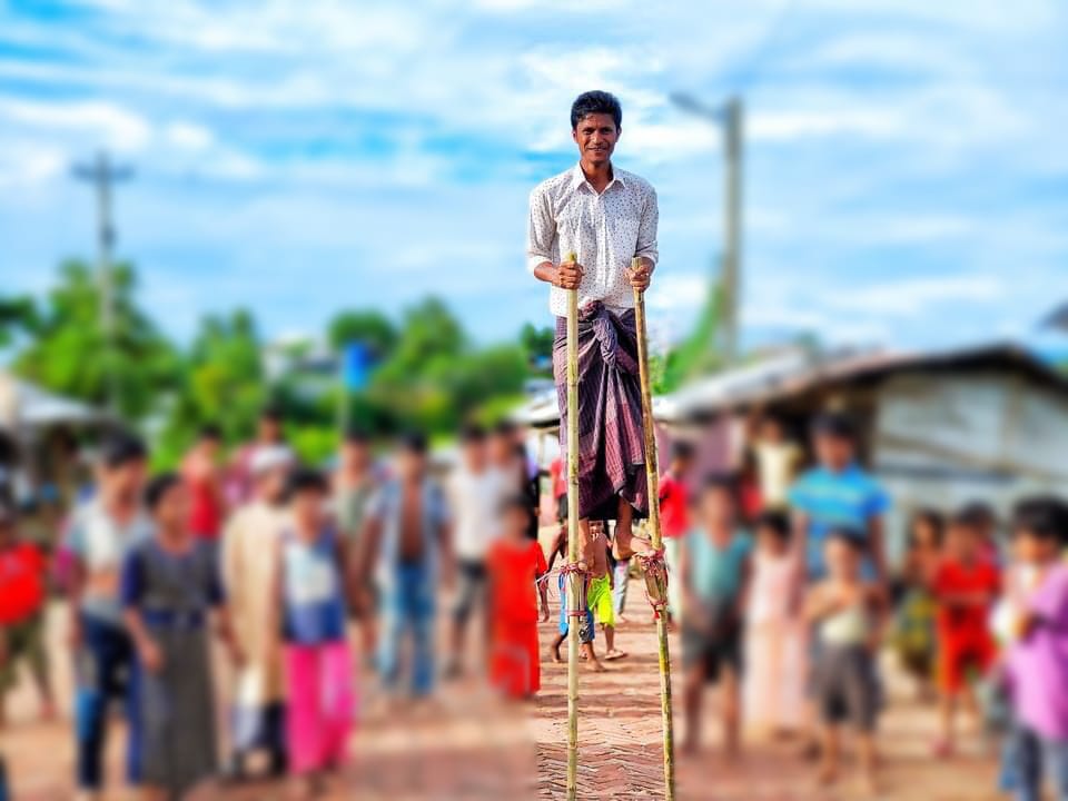 What a talented man! A #Rohingyahero doing excellent walking. 
#Rohingya 
#Rohingyahero 
#rohingyatalentedhero