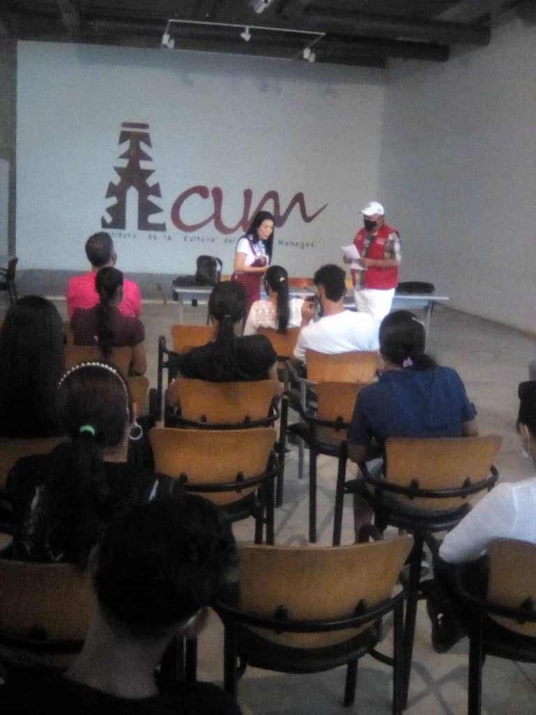 sacs_monagas's tweet photo. @SACS_MPPS dando cumplimiento a las instrucciones de nuestro presidente  @NicolasMaduro de brindar protección social con los programas @MinMujerVe capacita a  emprendedor@s a través del Curso de manipulación de alimentos en  #Monagas #JuntosLoLogramos @omcar20 https://t.co/r0tPg5RaJM