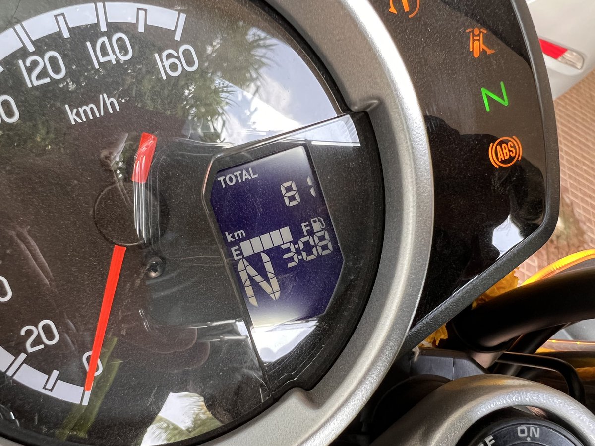 geekyranjit's tweet photo. Drove a bit more today and purchased some more gear from Rynox the magnetic tank bag and new gloves. The gear from @RynoxGears is good and great it’s an India company. https://t.co/Hfh3TAW4vZ
