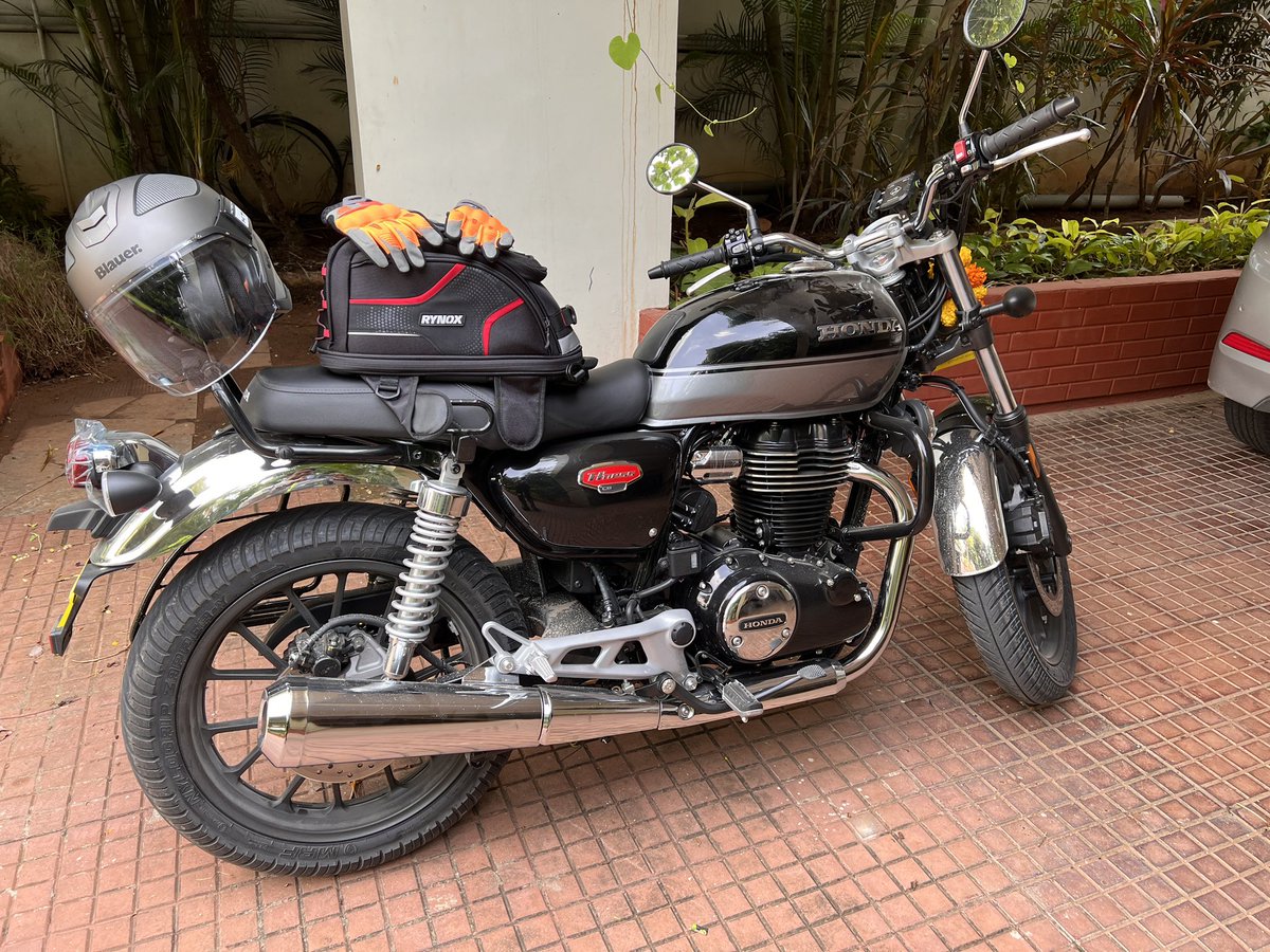 geekyranjit's tweet photo. Drove a bit more today and purchased some more gear from Rynox the magnetic tank bag and new gloves. The gear from @RynoxGears is good and great it’s an India company. https://t.co/Hfh3TAW4vZ