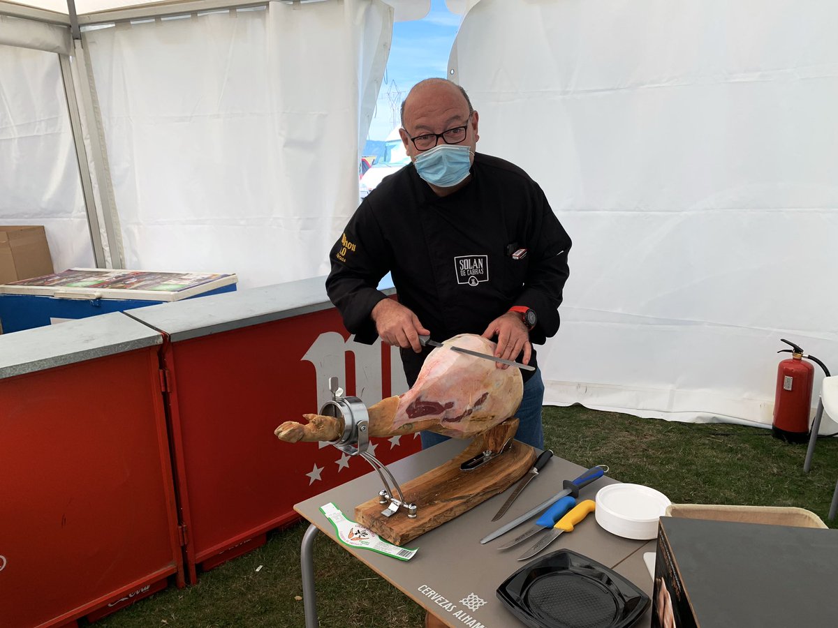 Y con Carlos González de cortador, abriendo un jamón La Dehesa de Arévalo <a href="/SensaZiones_Mar/">Marita SensaZiones</a>