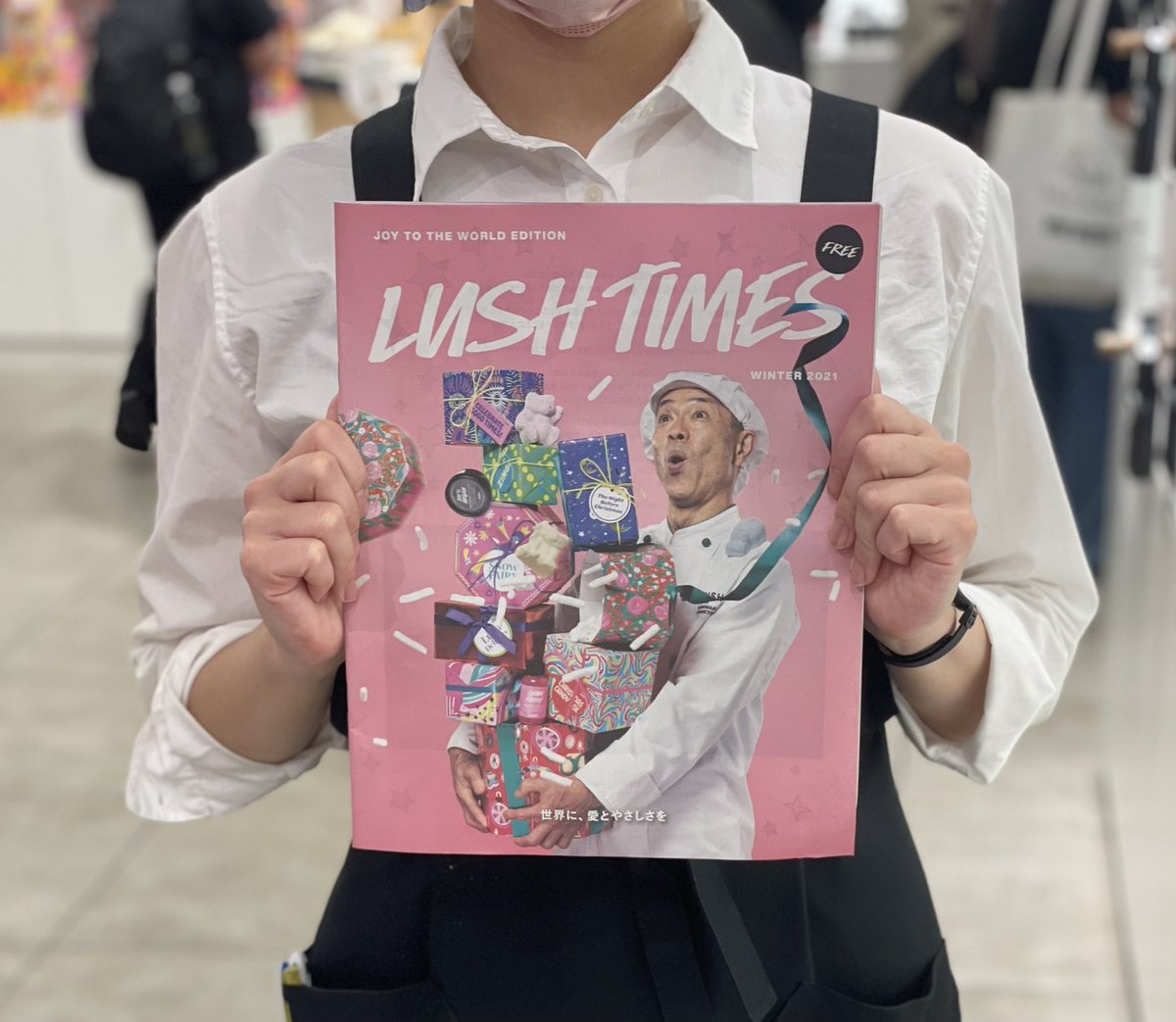 lush_harajuku's tweet photo. 10/9から #LUSHTIMES 最新号がお店に届いてます💌
今回のテーマは『JOY TO THE WORLD EDITION (世界に、愛とやさしさを)』です!🌎
自分を甘やかしてあげるのはもちろん!大切なあの人にも #LUSHTIMES で素敵なギフトを探してみては?😆💝 https://t.co/zItdQcMz0M