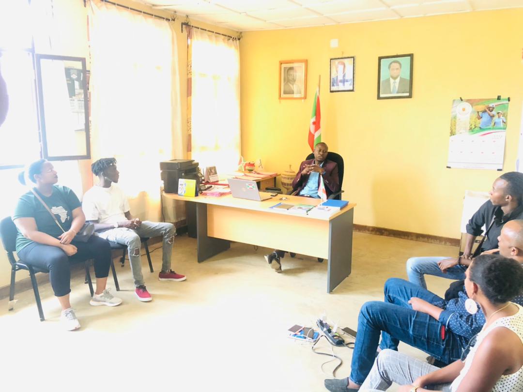 CommuneBukeye's tweet photo. L'Administrateur @EuphremNd a reçu en audience hier, l'équipe des journalistes de @JimbereMag  et les jeunes de la société NZ'IKI.
Les échanges entre cet Administratif et ces Jeunes ont porté sur les projets de développement la commune
@BerryMusic7 
@ElsieKaneza https://t.co/mli80xxdpf