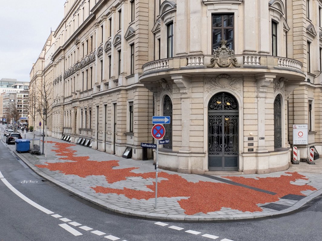 hosemann_hh's tweet photo. 1/ Am #Stadthaus, dem ehem. Sitz von Polizei und Gestapo in #Hamburg, haben die Bauarbeiten für »Stigma« von #missingicons begonnen. Das Bodenrelief ist aus einem künstl. Wettbewerb hervorgegangen und soll an die dort begangenen NS-Verbrechen erinnern.
ℹ️ https://t.co/iiNvxpnxj2 https://t.co/KJuBM8JwCW