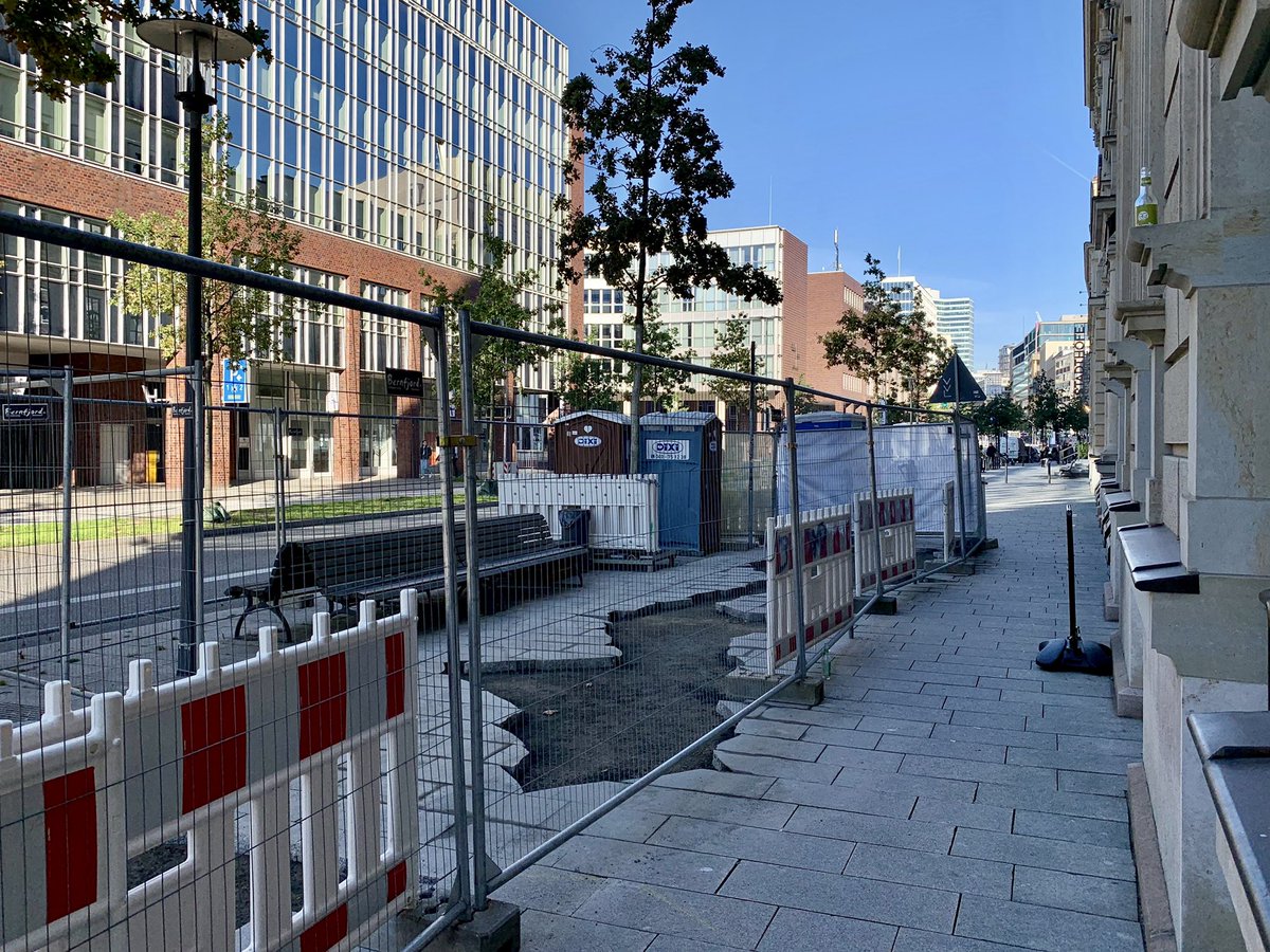 hosemann_hh's tweet photo. 1/ Am #Stadthaus, dem ehem. Sitz von Polizei und Gestapo in #Hamburg, haben die Bauarbeiten für »Stigma« von #missingicons begonnen. Das Bodenrelief ist aus einem künstl. Wettbewerb hervorgegangen und soll an die dort begangenen NS-Verbrechen erinnern.
ℹ️ https://t.co/iiNvxpnxj2 https://t.co/KJuBM8JwCW
