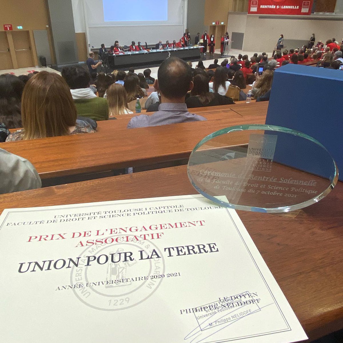 AssoUnionTerre's tweet photo. Merci à l’@UT1Capitole pour le prix de l’engagement associatif qui nous a été remis avant-hier lors de la rentrée solennelle ! 
Un grand merci également à tous les bénéficiaires des paniers solidaires !

Nous vous informons d’ores et déjà que les paniers sont bientôt de retour ! https://t.co/VzeLfuZdiQ