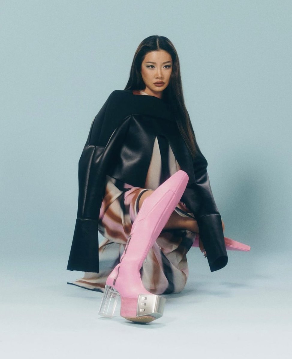 StreetFashion01's tweet photo. Yoon Ambush wearing Rick Owens FW21 Boots!🖤 https://t.co/zytae3GhJf