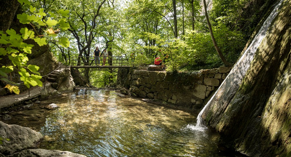 MySwitzerland_e's tweet photo. #ExcursionTip: A hike packed with tales of witches? You’ll find just this at the small medieval town of La Neuveville on Lake Biel @Jura3Lacs. From here, the three-hour hike will lead you and your family along the lake and through the colourful old town:
https://t.co/aU8uN6BVln https://t.co/bvHWr6VZEB