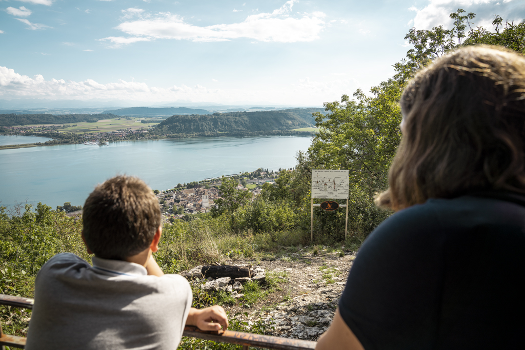 MySwitzerland_e's tweet photo. #ExcursionTip: A hike packed with tales of witches? You’ll find just this at the small medieval town of La Neuveville on Lake Biel @Jura3Lacs. From here, the three-hour hike will lead you and your family along the lake and through the colourful old town:
https://t.co/aU8uN6BVln https://t.co/bvHWr6VZEB