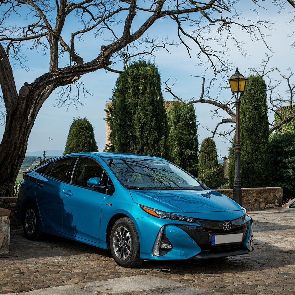 Toyota_Esp's tweet photo. Nuestro #PriusPlugIn está repleto de tecnología innovadora que lleva la conducción eficiente a un nuevo nivel. ¿Sabías que el acabado #Solar de este #ElectricHybrid cuenta con un techo de paneles solares para recargar su batería? ⚡️  

Descubre más en https://t.co/eg1XqfunEj https://t.co/oJnfnA9ncc