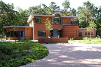 ‘Als ik dit aan Trudy vertel, kijkt ze op van haar breiwerk: “Weet je wel dat er studies zijn gedaan die laten zien dat de waarneming van geluid en van gevoel tot in de allerlaatste fase aanwezig blijft?’

Column ‘Trudy’. 

carend.nl/blog/trudy