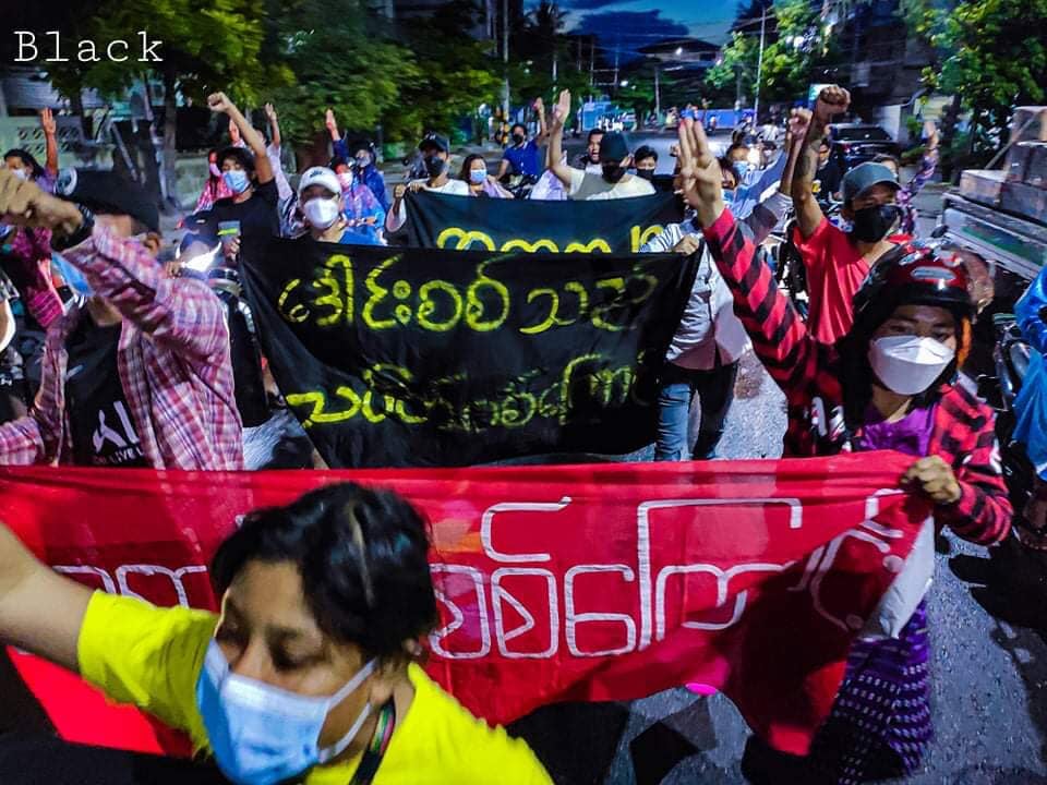 IrrawaddyNews's tweet photo. Mandalay residents took to the streets on Friday night to show their opposition to military rule. 
(Photo: Black/Spring Diary) #WhatsHappeningInMyanmar https://t.co/1nBlNOb2L9
