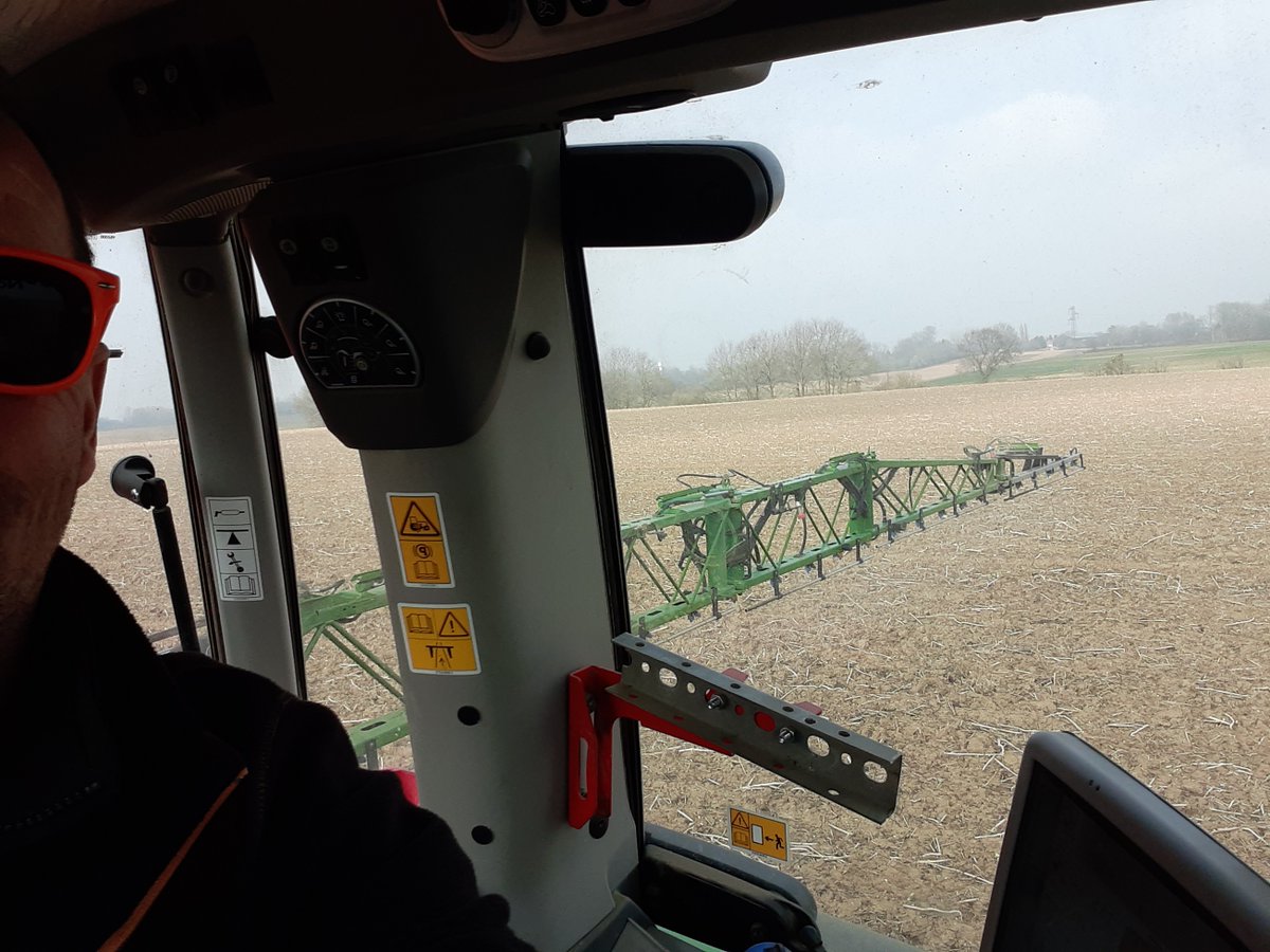 GuyotVincent02's tweet image. 9 Mars 2021 : Apport de l'engrais azoté. Après analyse de sol : 58 U sont nécessaires, pas besoin de plus ??? Non, mon #couvertvégétal avec légumineuses et mon #NonLabour permettre de réduire mes besoins en engrais azoté d'où mon #AgricultureBasCarbone.
@emma_ducros 
8/...