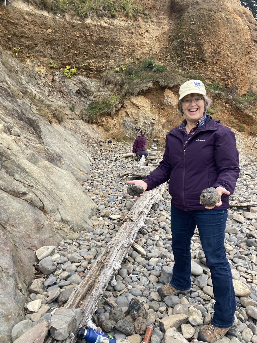 watch4rx's tweet photo. I needed this. #geology #2YC #GSA #Oregon #fieldtrips #getoutside #WomenInSTEM https://t.co/j5wI9AT6WH