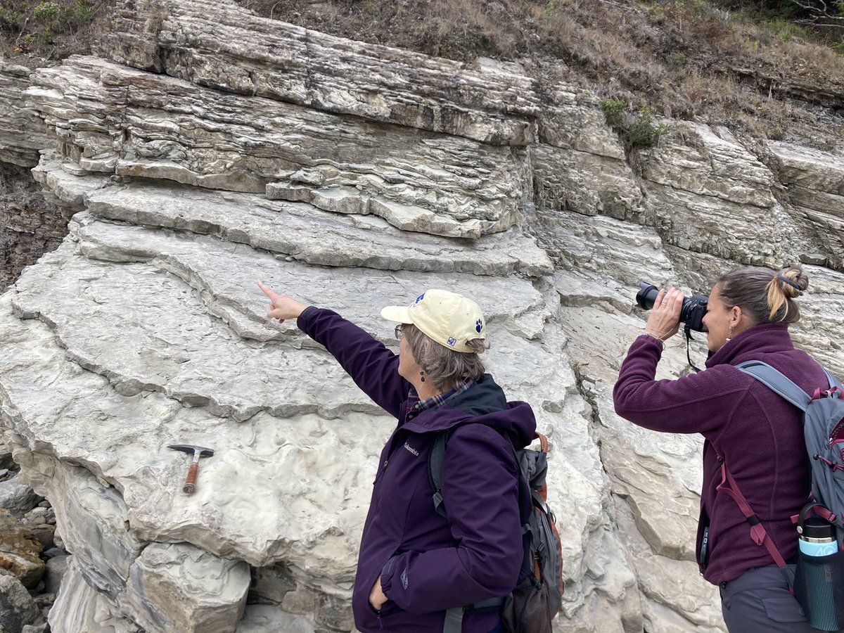 watch4rx's tweet photo. I needed this. #geology #2YC #GSA #Oregon #fieldtrips #getoutside #WomenInSTEM https://t.co/j5wI9AT6WH