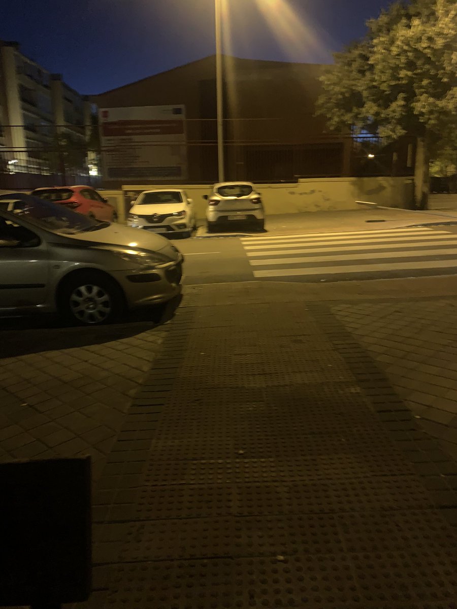 harleyjog's tweet photo. @Lineamadrid van a poner los bolardos que se quitaron para el agua porque así en todas las calles aquí importa poco pero en las calles de Sarria que son cerradas y aparcan encima de la acera ,el día que no pasen los bomberos usaré este tui para ver qué lo sabían https://t.co/fBy0EuwqPT