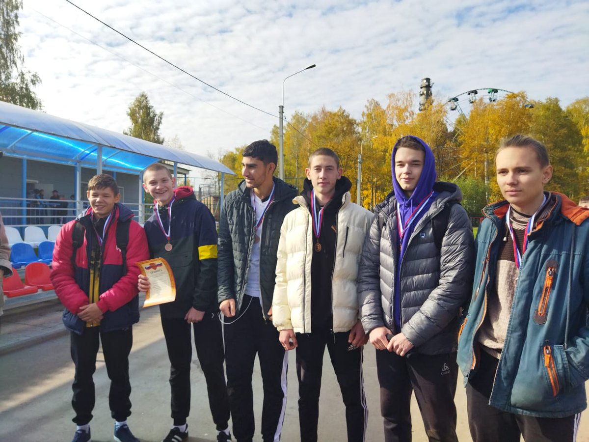 Соревнования по футболу.