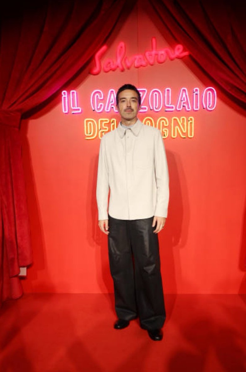 SimonettaMaest1's tweet photo. L'eleganza emoziona.
Certi incontri pure ❤️
Antonio alla premiere de #ilcalzolaiodeisognicon con il regista #lucaguadagnino 🎥
(📷 Getty images)
@DiodatoMusic 🎼
#diodato #laBellezza #laMeraviglia #loSplendore #eleganza #emozioni #premiere #meravigliosoAntonio ❤️ https://t.co/L8oF67gBhd