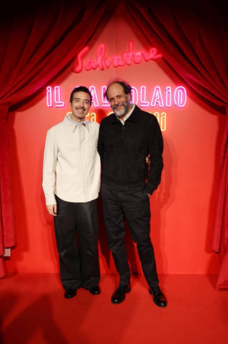 SimonettaMaest1's tweet photo. L'eleganza emoziona.
Certi incontri pure ❤️
Antonio alla premiere de #ilcalzolaiodeisognicon con il regista #lucaguadagnino 🎥
(📷 Getty images)
@DiodatoMusic 🎼
#diodato #laBellezza #laMeraviglia #loSplendore #eleganza #emozioni #premiere #meravigliosoAntonio ❤️ https://t.co/L8oF67gBhd