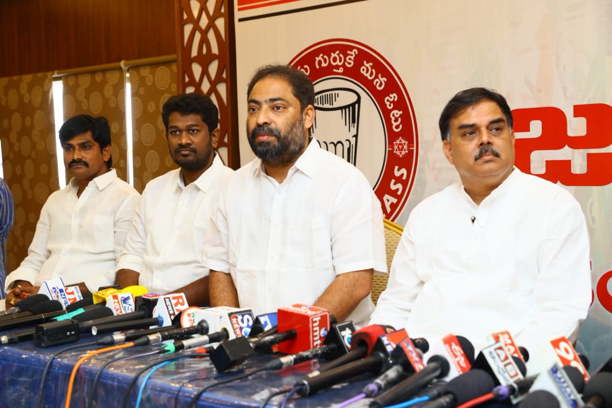 JanaSenaParty's tweet photo. ఒంగోలులో జనసేన పి.ఎ.సి. ఛైర్మన్ శ్రీ @mnadendla గారు ప్రెస్ మీట్

Link: https://t.co/BT8QfCw6kx https://t.co/JV9kJvVLrI