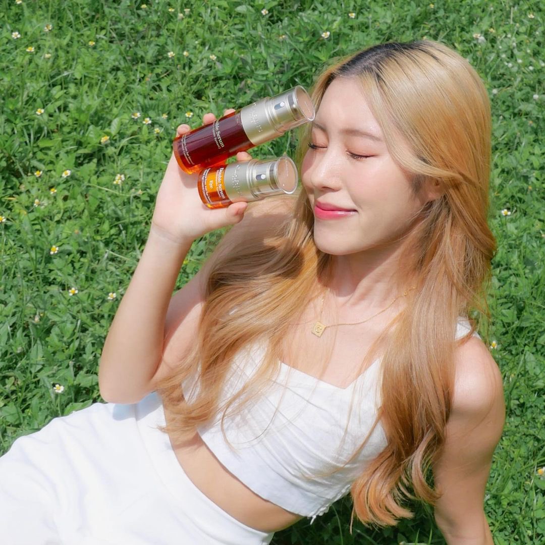 CiizeOfficialTH's tweet photo. Double serum from clarinsth One of the best serum ever!💘 แถมมีน้องใหม่ Double serum eye ช่วยบำรุงใต้ตาให้ดูไม่โทรม ดีงามไม่แพ้กันเลย🥰
#DoubleSerumEye #DoublePowerForEyes #DoubleBeauty #เซรั่มอายบ๊ายบายริ้วรอย
#ciizeapichaya #มายแฟนซี https://t.co/uS4vtkNj8b