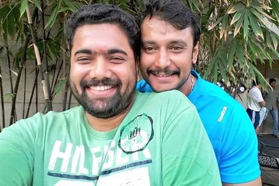 dasadarshan's tweet photo. ಹುಟ್ಟುಹಬ್ಬದ ಶುಭಾಶಯಗಳು ತರುಣ್ ಸುಧೀರ್ ತಾಯಿ ಚಾಮುಂಡೇಶ್ವರಿ ಆಯಸ್ಸು ಆರೋಗ್ಯ ಕೊಟ್ಟು ಕಾಪಾಡಲಿ ನಿಮ್ಮ ಎಲ್ಲಾ ಕೆಲಸದಲ್ಲಿ ಯಶಸ್ಸು ನಿಮ್ಮದಾಗಲಿ ಯಾವಾಗಲೂ ನಗುತ್ತಾ ಸಂತೋಷವಾಗಿರಿ ಎಂದು ಆಶಿಸುತ್ತೇನೆ @TharunSudhir https://t.co/JPKssoN3HR