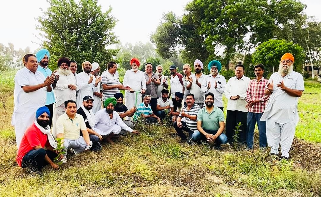 BeerhSociety's tweet photo. On the private land of our #BEERH lover Gurbachan Singh Tony, Beerh Society Planted 300 more plant saplings under second phase at kotkapura IN. Thus a beautiful fruit forest is constructed by our beerh warriors. #GoGreen #plantation #BeerhSociety #savetrees #savelife #saveplants https://t.co/O6AdxaeTEg
