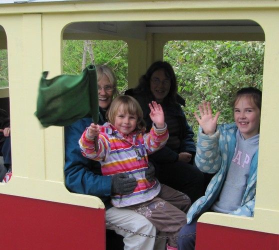 DevonTopDaysOut's tweet photo. Little train fans! @devonrailwaycentre open weekends and October Half Term. Head there for a lovely family day out, enjoy all the indoor and outdoor railway themed attractions & relax with a cuppa at Buffers tea room. Tickets here https://t.co/FICtxMg3Cl @VisitDevon #lovdevon https://t.co/ZtVFvhKR12