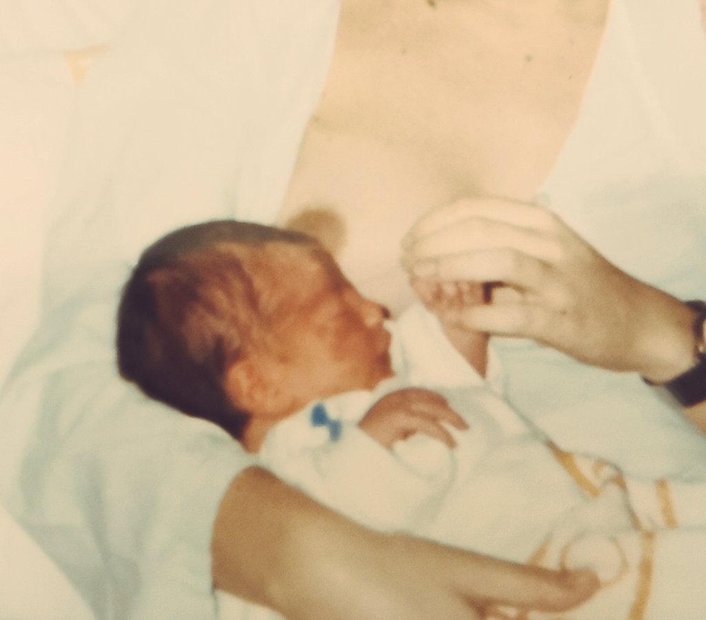 crisborruell's tweet photo. Dicen que nacemos y morimos solos,pero lo cierto unas #manos nos ayudan a iniciar la #Vida y esperamos que nos cojan la nuestra en la última página de nuestra historia.
Y si nuestra primera palabra es un lloro potente, la última suele ser una #lágrima silenciosa. https://t.co/AWZpbNMA6B