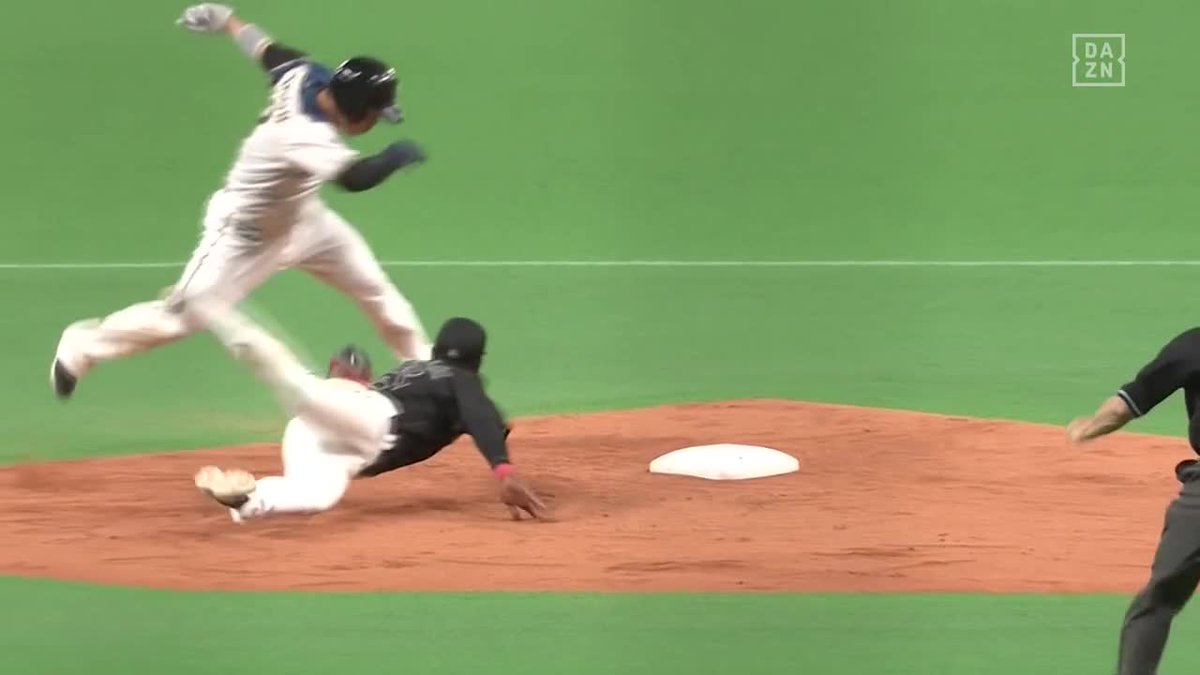 ⚔塁上の攻防⚔

#エチェバリア のダイビングタッチを
#近藤健介 がギリギリでかいくぐる👏

⚾#プロ野球 (2021/10/9)
🆚日本ハム×ロッテ
📱Live on #DAZN

#lovefighters #NPB https://t.co/2fiTSwRB7h