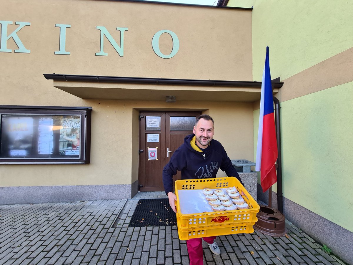 Základem každých voleb je samozřejmě spokojená volební komise.
Takže je třeba jim dodat vynikající snídani do druhého dne voleb, ať mají hodně sil na počítání výsledků z naší místní hejnické pekárny 😁🥨🥐