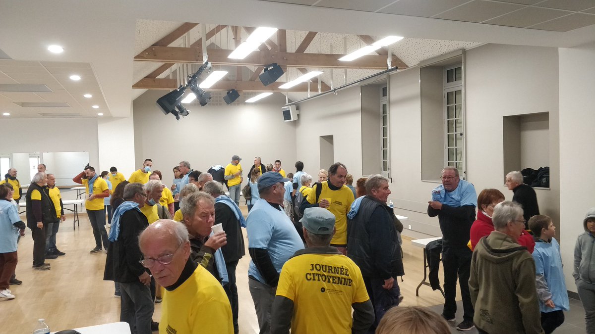 briollay's tweet photo. C'est parti ! La journée #citoyenne démarre à #Briollay. 12 chantiers, plus de 100 participants. https://t.co/j3ynitOlis