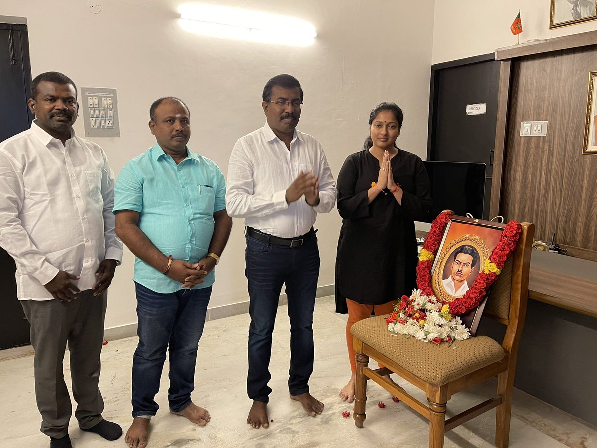 Gayatri_Raguram's tweet photo. தேசிய தலைவர் அய்யா இம்மானுவேல் சேகரன் 97 பிறந்த நாளில்
‌அவரின் தியாகங்களை நினைவுகூர்ந்து போற்றுவோம்.. தேவேந்திர சேனா திரு.குணசேகரன் அவர்களுடன். 
#தேசியதலைவர்_இமானுவேல்சேகரனார் https://t.co/J4MZLVTMGV