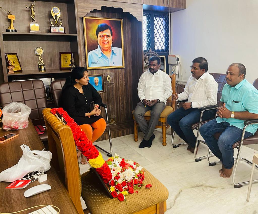 Gayatri_Raguram's tweet photo. தேசிய தலைவர் அய்யா இம்மானுவேல் சேகரன் 97 பிறந்த நாளில்
‌அவரின் தியாகங்களை நினைவுகூர்ந்து போற்றுவோம்.. தேவேந்திர சேனா திரு.குணசேகரன் அவர்களுடன். 
#தேசியதலைவர்_இமானுவேல்சேகரனார் https://t.co/J4MZLVTMGV