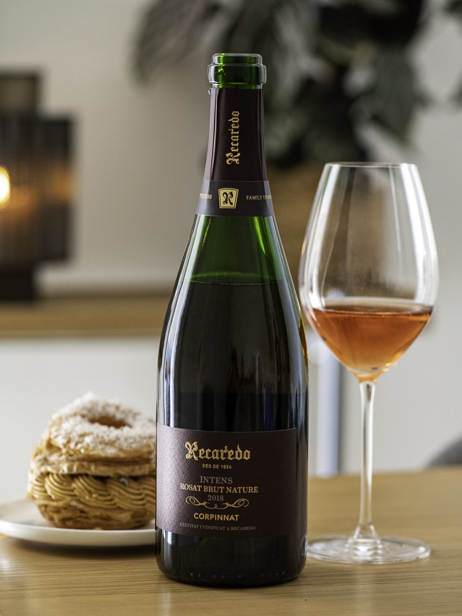 vilaviniteca's tweet photo. Intens 2018 es el especial Corpinnat rosado de Recaredo. Elaborado con monastrell (86%) y garnacha tinta (14%) de viñedos propios cultivados en biodinámica. Un espumoso intenso y profundo, ideal para acompañar todo tipo de postres con caramelo #vinodeldía https://t.co/4w868XbWwO https://t.co/bzKBm8mSnS