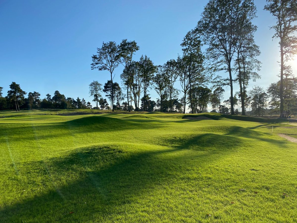 conorWalsh11's tweet image. We’ve loved being involved with the build of @TheAddingtonGC&apos;s new short game area and here’s a few quick-fire snaps of the final works looking sensational in the morning sun! ☀️

See more - buff.ly/3emklfN

#CJWGolf #EnglishGolf #PractiseTime #GolfShaping