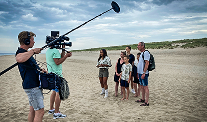 FutureLandRdam's tweet photo. Tijdens de #fossielenexpeditie ga je met onze voorlichter Walter op zoek naar archeologische en paleontologische schatten die bij het opspuiten van nieuw land op het strand terecht gekomen zijn. Voorproefje? Kijk dit weekend naar #HouseVision op #RTL4: https://t.co/LCkO9w5IKM https://t.co/ho5RwSe63x
