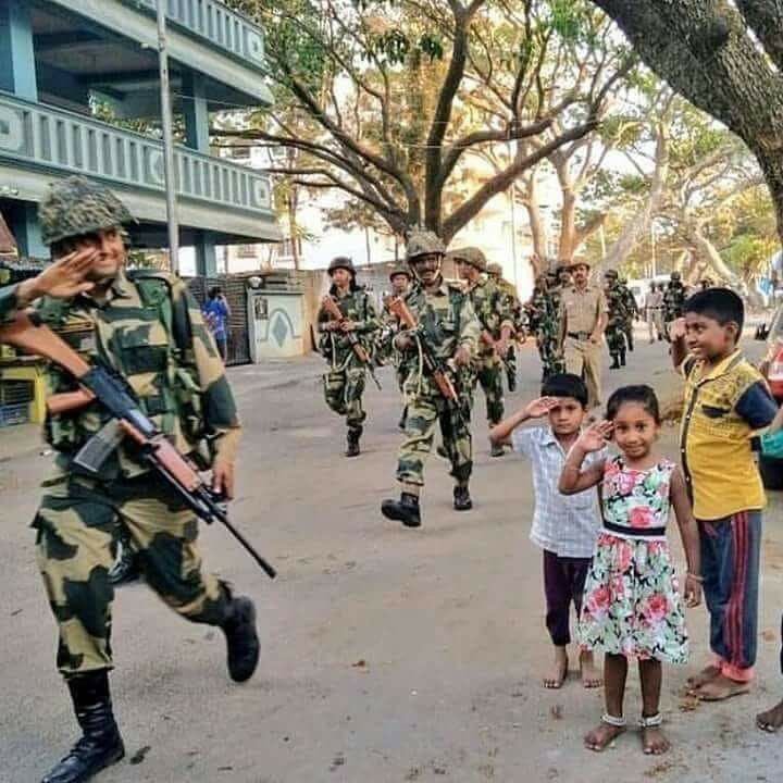 RAVIKANT9451's tweet photo. #भारत 
भारत के बालक हमेशा ही अपने संस्कारो से बड़ो-बड़ो को प्रेरणा देते है
फिर चाहे उनकी बाल सुलभ लीलाएं हो 
या बारिश के पानी में किश्ती चलाना हो
लेकिन आज जिस फ़ोटो ने मुझे प्रेरित किया है वह तो पुरे देश के लिये अनूठा उदाहरण है
भारत की सेना को बालको का सेल्यूट
#Armyfirst https://t.co/eLYDgewDOt