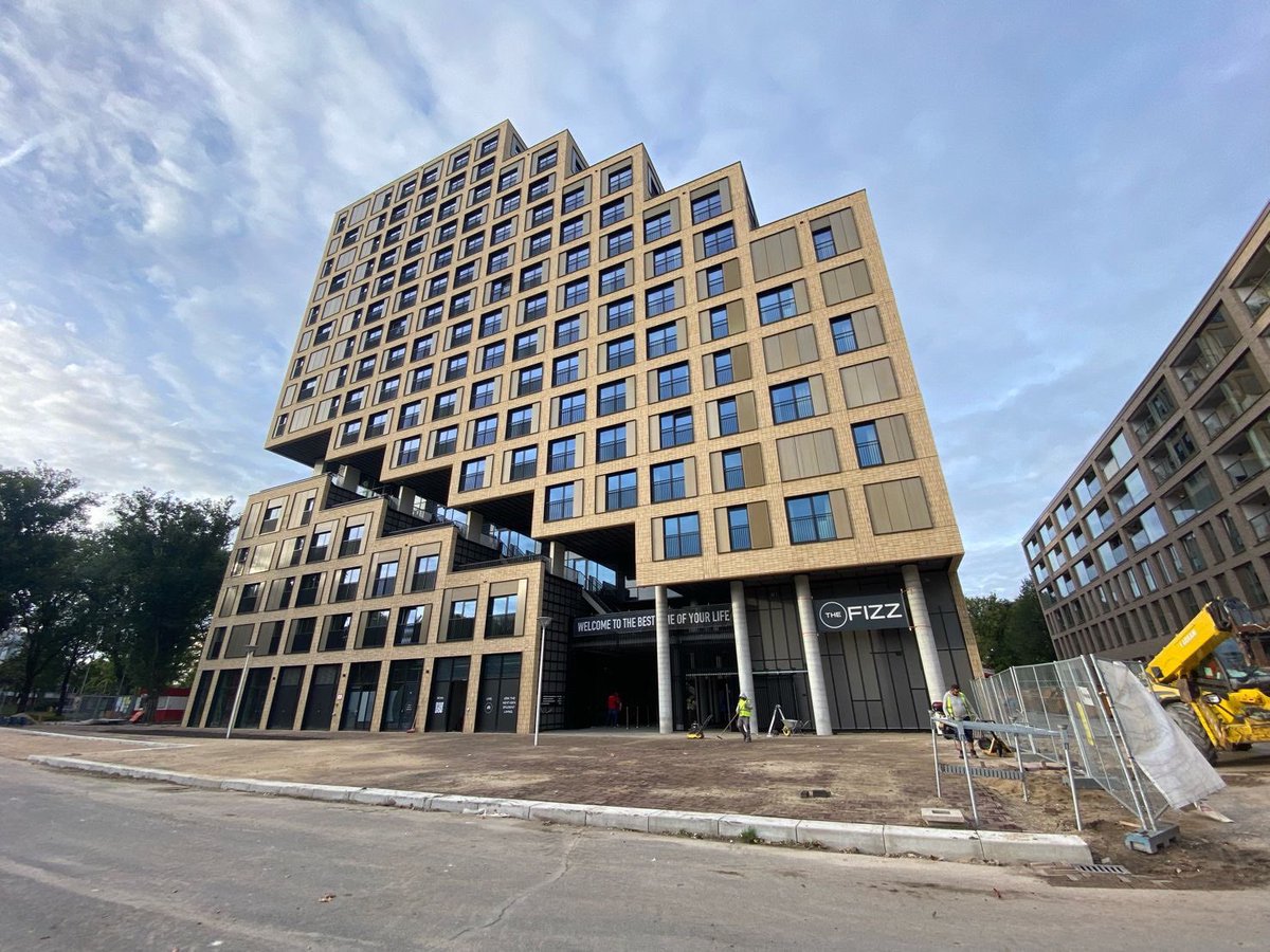 PeterHutten's tweet photo. De ene studentenhuisvesting The Cube @GemeenteUtrecht ontvangt de eerste studenten al, terwijl bij de andere van #Woongoed @Gem_Middelburg het hoogste punt nog wordt gevierd. Puike prestaties van de cocreators @VanWijnenGroep om te helpen deze groep een (studie)thuis te bieden. https://t.co/Y4ypxT1NUD