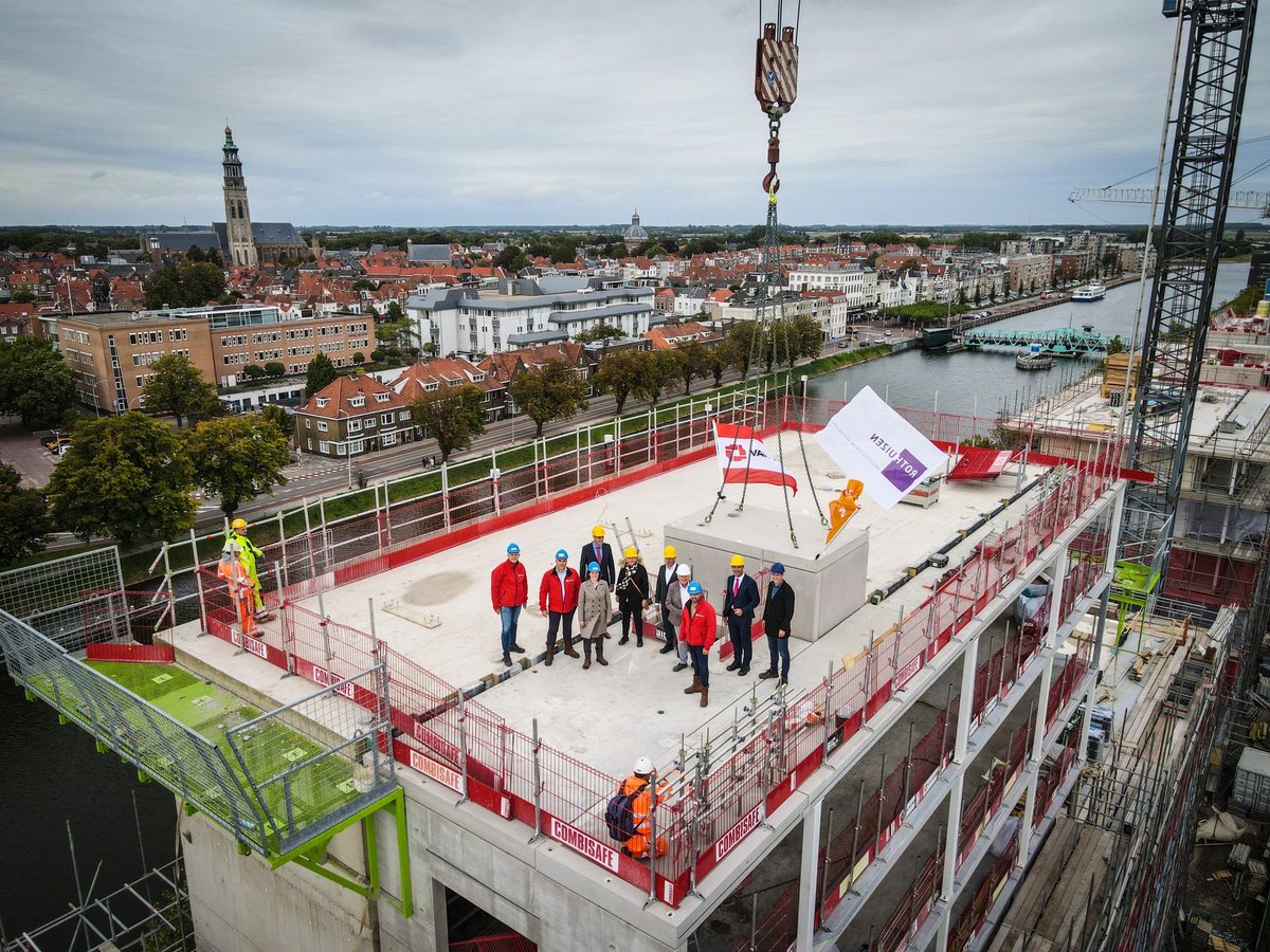 PeterHutten's tweet photo. De ene studentenhuisvesting The Cube @GemeenteUtrecht ontvangt de eerste studenten al, terwijl bij de andere van #Woongoed @Gem_Middelburg het hoogste punt nog wordt gevierd. Puike prestaties van de cocreators @VanWijnenGroep om te helpen deze groep een (studie)thuis te bieden. https://t.co/Y4ypxT1NUD