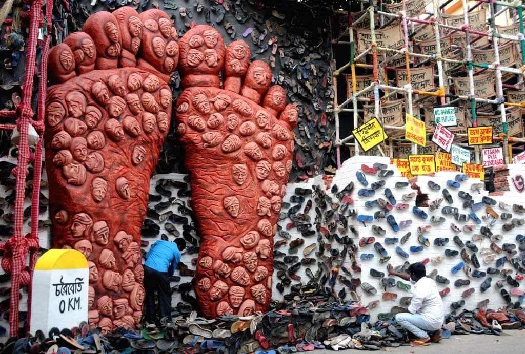 Durga Puja : जूते-चप्पल का इस्तेमाल कर दुर्गा पूजा पंडाल को सजाया, BJP-VHP ने किया विरोध