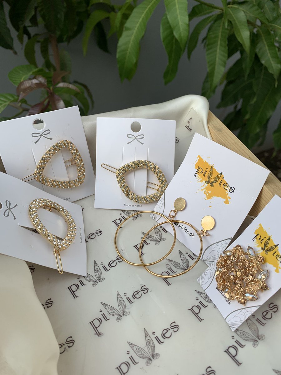 Pixiesdotpk's tweet photo. DEAL 5 🚨
ANY GOLDEN HAIR PIN
GOLDEN FANCY RING
GOLDEN EARRINGS
ONLY IN 500/-
.
.
#jewellery #accessories #studs #earrings #necklace #bangles #bracelets #smallbusiness #brand #pakistanifashion #pixies #pixiestyle #accessories #traditional #onlineshopping #stayhome https://t.co/3n34SJ8hBi