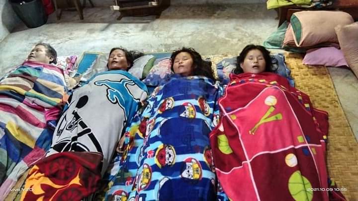 spring_2021's tweet photo. TW//Death 

Four members of a family living in SeintPine (KanaSoeKone), KawtYimAut village group, Hpa-an Tsp, Karen State died of lacking oxygen while transporting goods from a bomb shelter at about 9 am On Oct 9.

#WeSupportNUG
#Oct9Coup
#WhatsHappeningInMyanmar https://t.co/Cw00sfyRtL