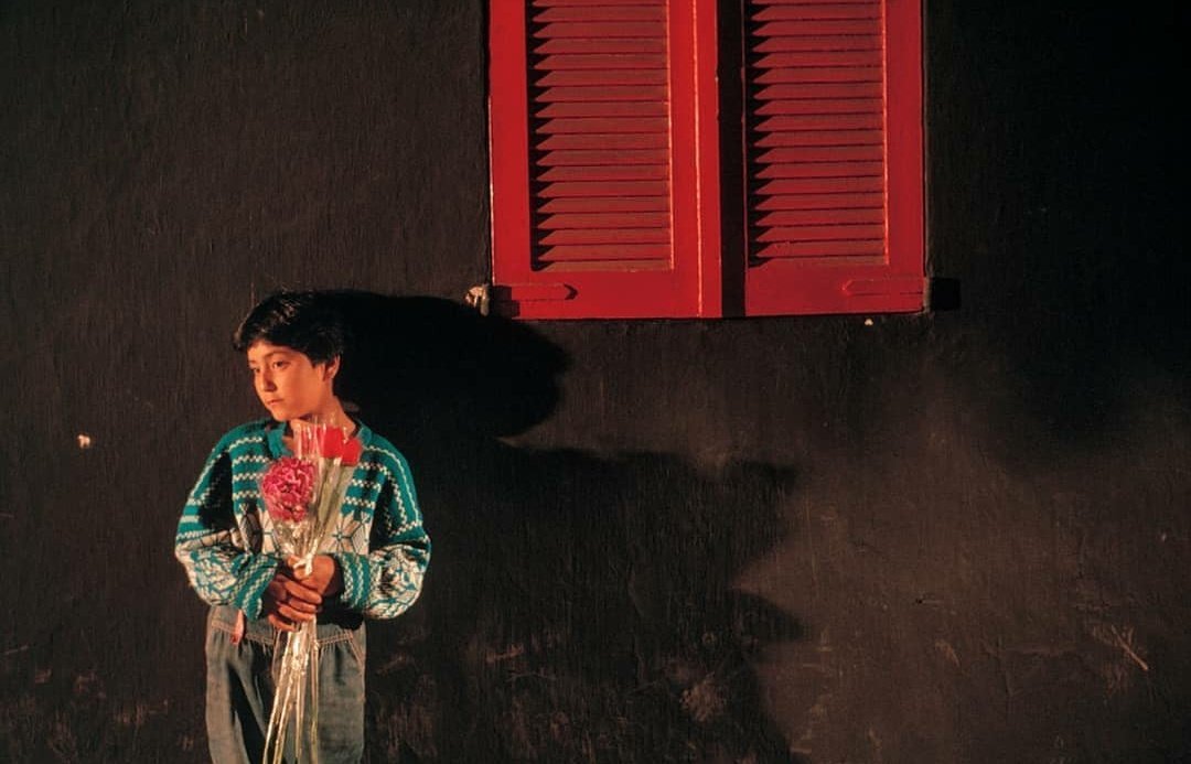 İnsan; elinde çiçekle, kalbinde ümitle, kursağında hevesle hep bekler.